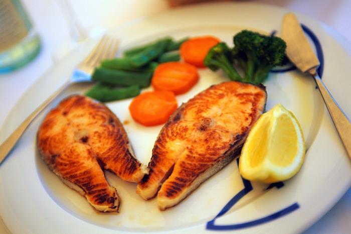 υψηλή αρτηριακή πίεση φρέσκα ψάρια λαχανικά λεμόνι