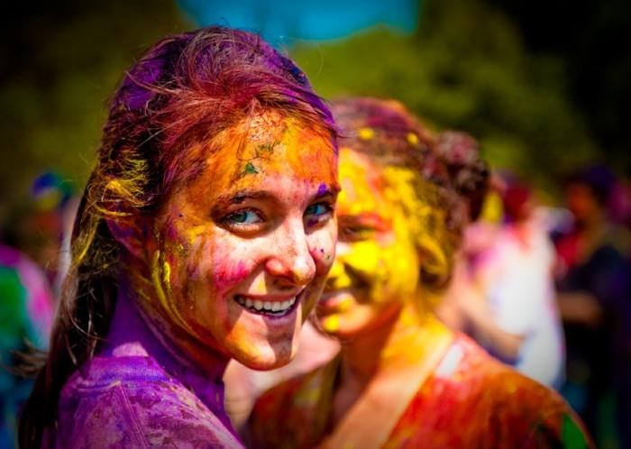 Το holi fest προσελκύει πολλούς τουρίστες