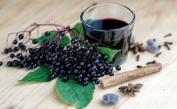 Φτιάξτε μόνοι σας χυμό από elderberry με κανέλα