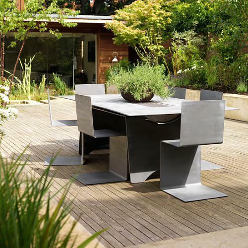 ξύλινο δάπεδο γρασίδι τραπέζι καρέκλες υπαίθριο κήπο