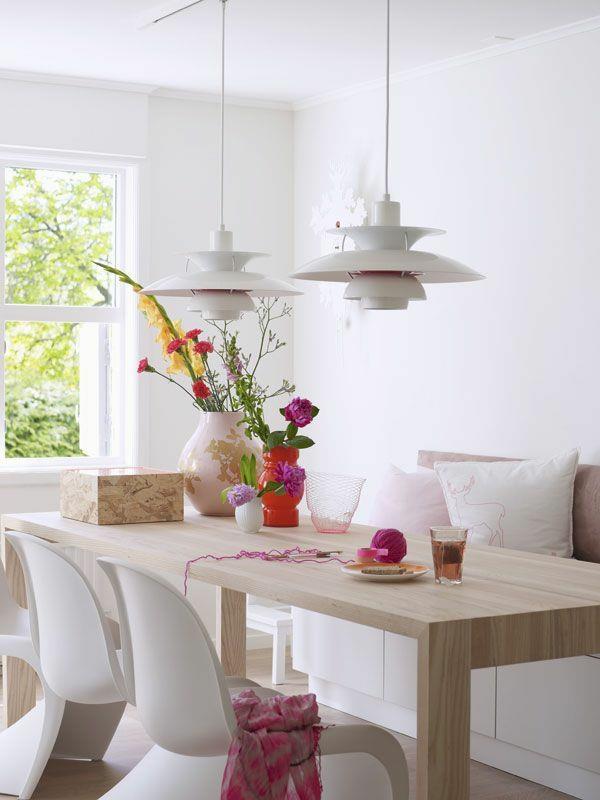 ξύλινο τραπέζι φαγητού με καρέκλες λευκά κρεμαστά φώτα