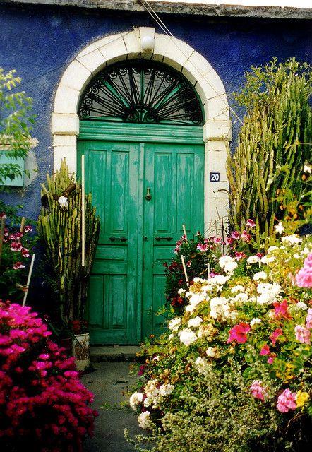 ξύλινη μπροστινή πόρτα πράσινο μπλε τυπικά χρώματα μεσογειακό σχέδιο
