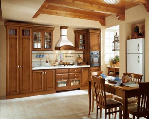 ξύλινα ντουλάπια κουζίνας τραπεζαρία καρέκλες ψυγείο