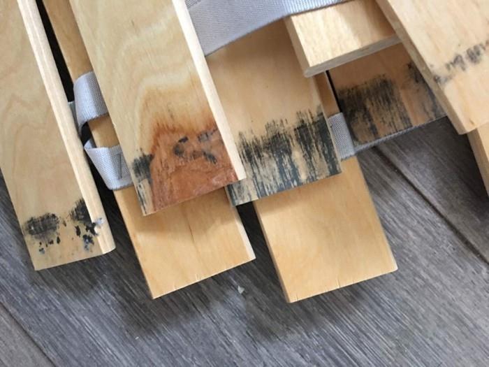 ξύλινο πλαίσιο για να αφαιρέσετε τη μούχλα στο υπνοδωμάτιο