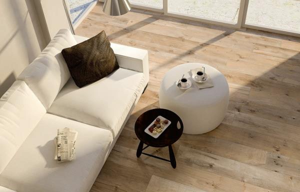 ξύλινη εμφάνιση καναπέ μαξιλάρι τραπεζάκι σαλονιού