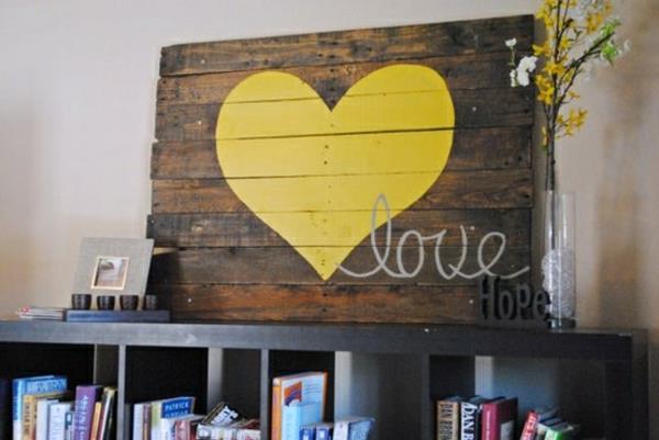 έπιπλα από ξύλινη παλέτα κάντε το μόνοι σας DIY ιδέες κίτρινη καρδιά
