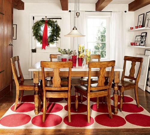 ξύλινα-τραπέζια-καρέκλες-χαλί-κόκκινες-κουκκίδες