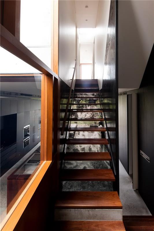 ξύλινες σκάλες και μοντέρνο εσωτερικό