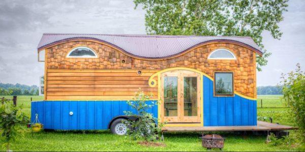 ξύλινα και μπλε μικροσκοπικά σπίτια