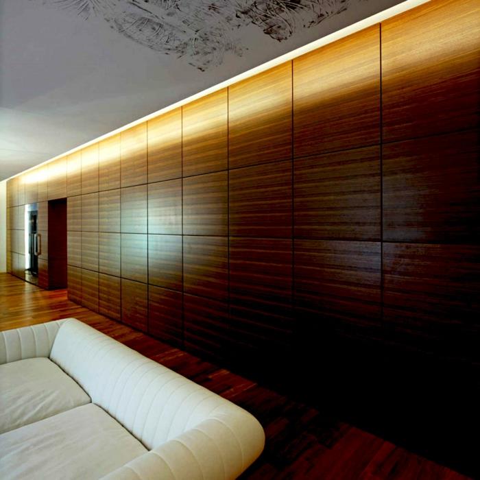 ξύλινα πάνελ τοίχου που καλύπτουν λευκό καναπέ καθιστικού