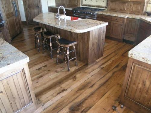 ξύλινο πάτωμα στην κουζίνα χοντρό δρυς