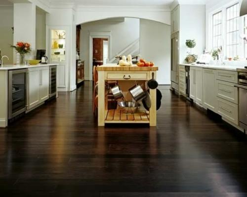 σκληρό ξύλο σκούρο ξύλινο πάτωμα στην κουζίνα