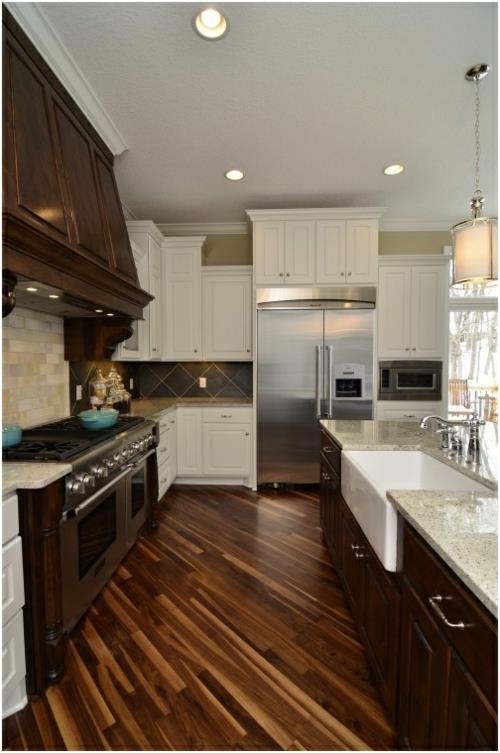 ξύλινο πάτωμα στην κουζίνα ντουλάπια καρυδιάς