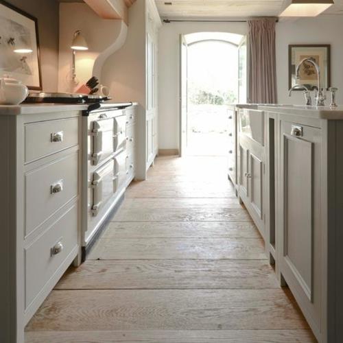 ξύλινο πάτωμα στην κουζίνα στιβαρά ξύλινα σανίδια δαπέδου