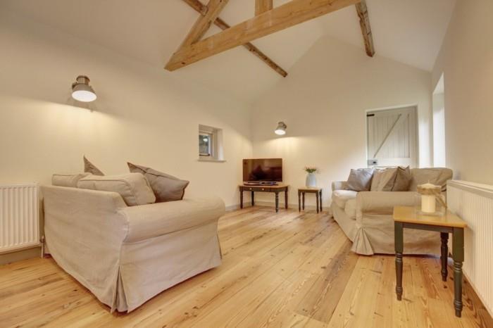 ξύλινο πάτωμα σαλόνι με έπιπλα εξοχής σε επικλινή οροφή