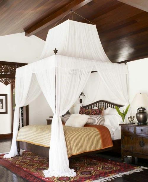 ξύλινη οροφή σκούρο κρεβάτι με κουβέρτα στρωματάκι κλινοσκεπάσματα μαξιλάρι χαλί