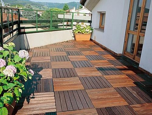 Τοποθέτηση ξύλινων πλακιδίων μπαλκόνι ξύλινα πλακάκια δαπέδου μοτίβο βεράντα κάλυψη δαπέδου