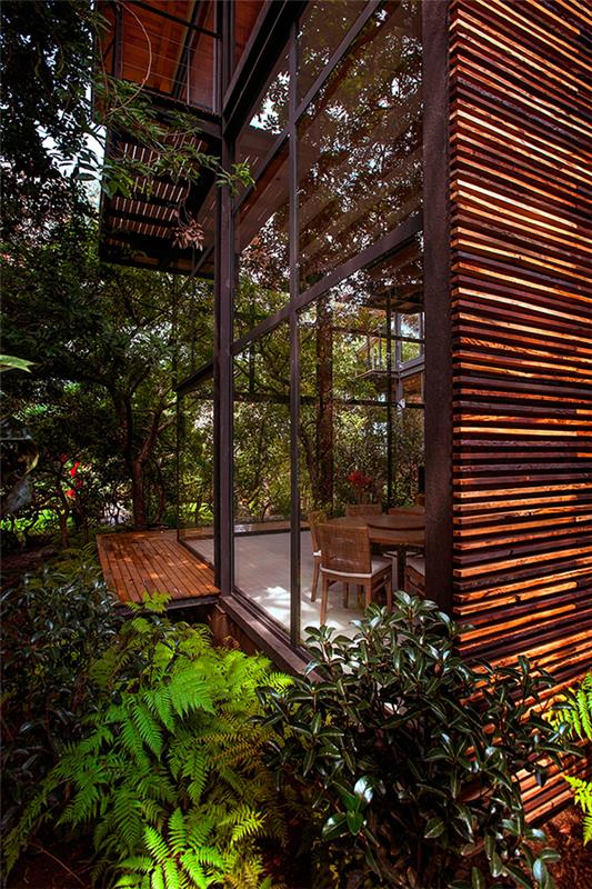 σχέδια ξύλινων σπιτιών με ιδιωτικό κήπο εξοπλισμένο εξωτερικό χώρο