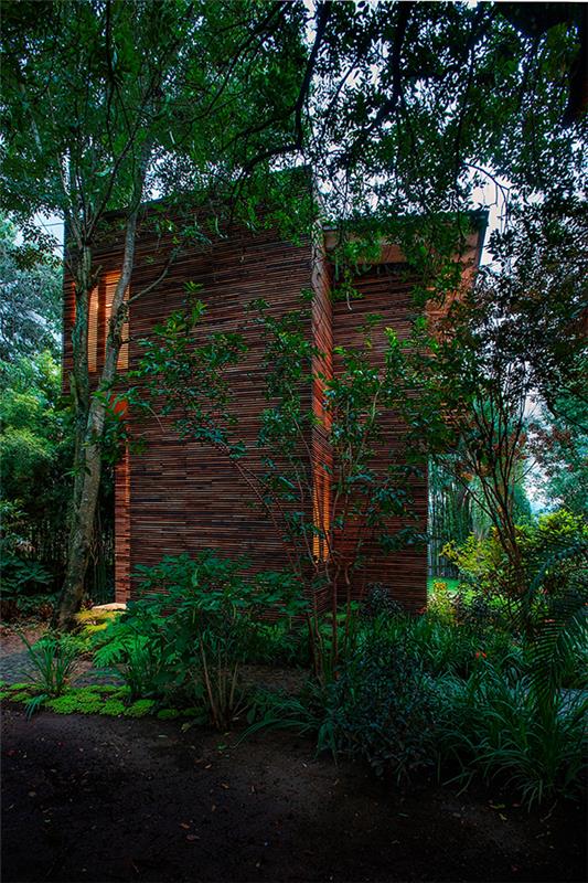 σχέδια ξύλινων σπιτιών με ιδιωτικό κήπο εξοπλισμένο με πράσινο φύλλωμα