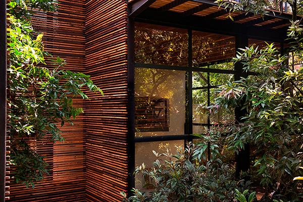 σχέδια ξύλινων σπιτιών με ιδιωτικό κήπο εξοπλισμένο με πράσινο