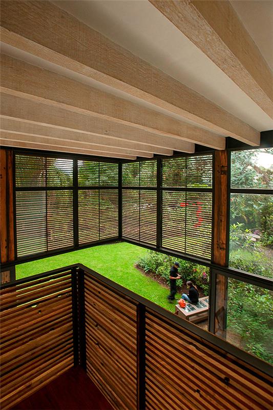 σχέδια ξύλινων σπιτιών με ιδιωτικό εσωτερικό εξοπλισμένο κήπο