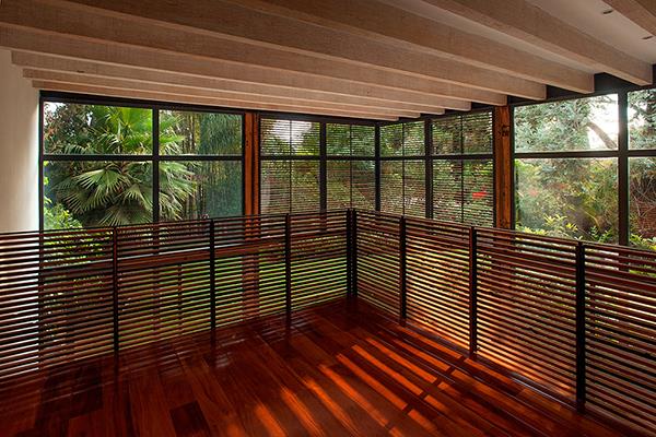 σχέδια ξύλινων σπιτιών εξοπλισμένα με ιδιωτικό φως κήπου