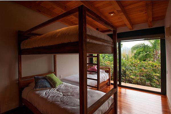 σχέδια ξύλινων σπιτιών με ιδιωτικά υπνοδωμάτια με κήπο