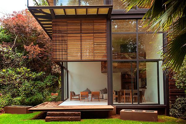 σχέδια ξύλινων σπιτιών με καθιστικό εξοπλισμένο με ιδιωτικό κήπο