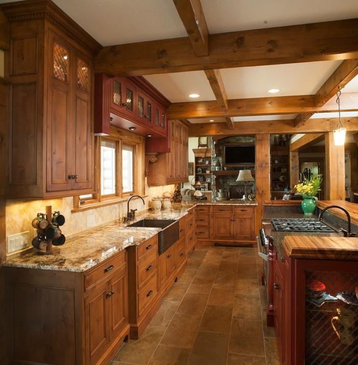 ξύλινη κουζίνα ζεστά χρώματα πλακάκια δαπέδου