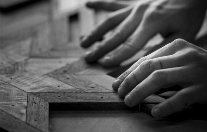 ξυλεία τέχνης συλλέγονται ξύλινα πηχάκια ξυλουργός που κάνει τα χέρια