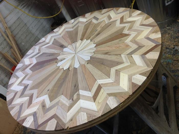 ξύλινη τέχνη συλλέγονται ξύλινα πηχάκια ξυλουργός δημιουργία στρογγυλό τραπέζι
