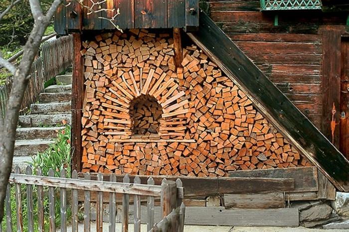 Τα ξύλινα γλυπτά δημιουργούν ιδέες από ξύλινες στοίβες