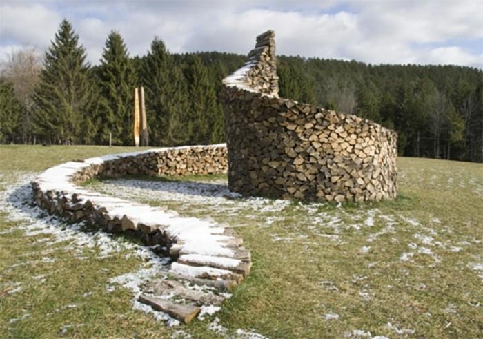 Ξύλινα γλυπτά φτιάχνουν ξύλινα τεμάχια, στοιβάζουν καυσόξυλα στον κήπο