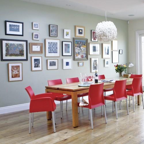 ξύλινο τραπέζι-κόκκινες-καρέκλες-κρεμαστή-λάμπα