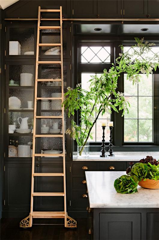 διακοσμητικά αντικείμενα για επίπλωση ιδεών σκάλες κουζίνα ντουλάπι φυτό πλάκα