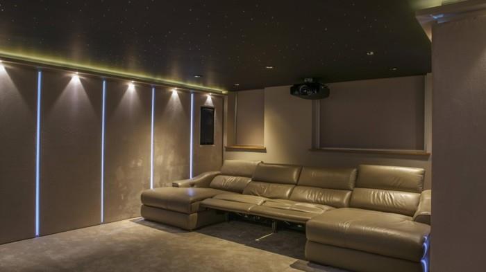 home cinema βελτίωση ακουστικής δωματίου πάνελ τοίχου δερμάτινος καναπές