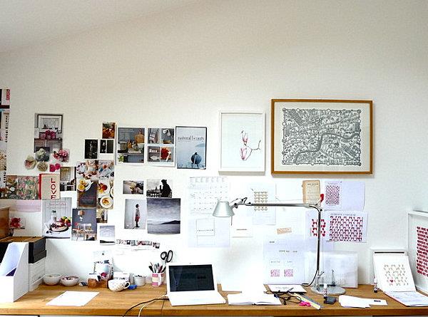 γραφείο στο σπίτι με εμπνευσμένες φωτογραφίες στον τοίχο