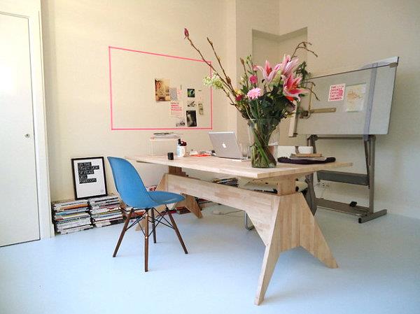 σπίτι γραφείου ξύλινο τραπέζι γραφείου μπλε καρέκλα μεγάλη ανθοδέσμη χρώματα