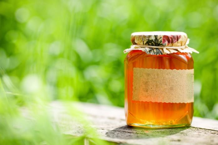 μέλι στο κεφάλι υγιές δοχείο μελιού κουτάλι μέλι χρυσή αξία