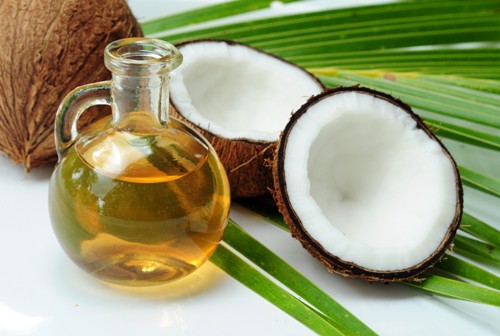 Plaukų masažas kokosų aliejumi