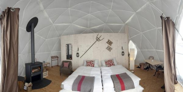 οικολογικό ξενοδοχείο igloo alps τζάκι με διπλό κρεβάτι