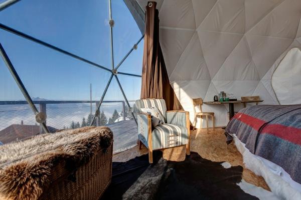 οικολογικό ξενοδοχείο igloo alps εσωτερική επίπλωση γούνα χαλί
