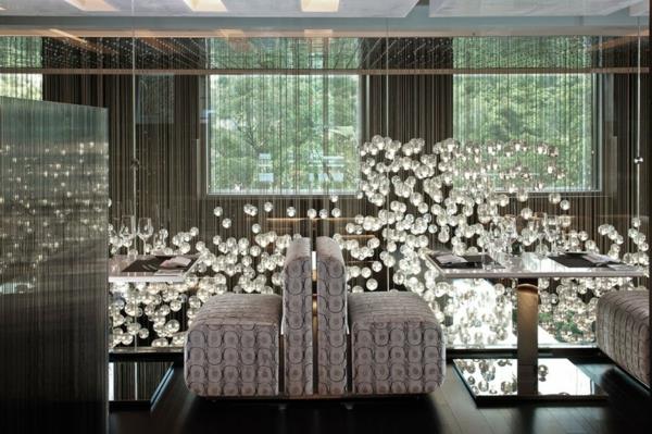 πολυτελές ξενοδοχείο Mira Hong Kong μοντέρνα ατμόσφαιρα καναπές λευκό μοντέρνο