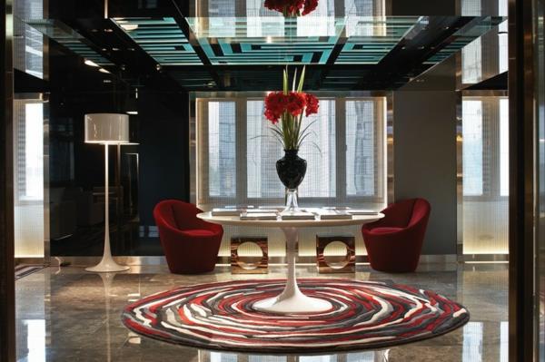 πολυτελές ξενοδοχείο Mira Hong Kong μοντέρνα ατμόσφαιρα κόκκινο χαλί