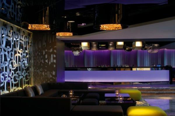 πολυτελές ξενοδοχείο Mira Hong Kong καναπές μαύρο μοβ φως