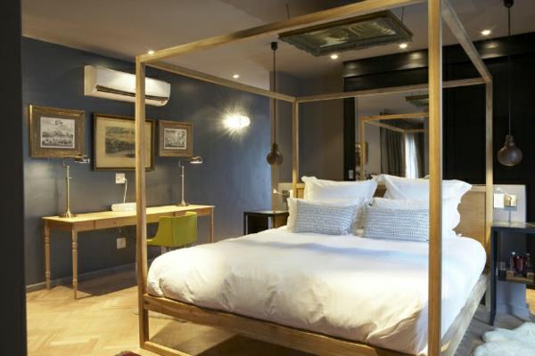 δωμάτιο ξενοδοχείου διπλό κρεβάτι μεταλλικό σκελετό επιτραπέζια φωτιστικά επιτραπέζια