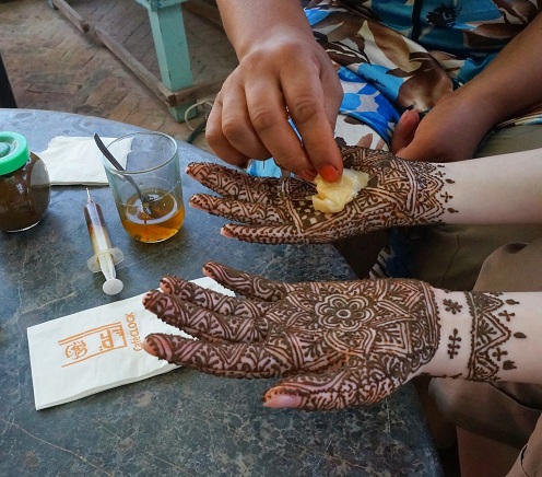 Mehndi džiovinimas ir grandymas