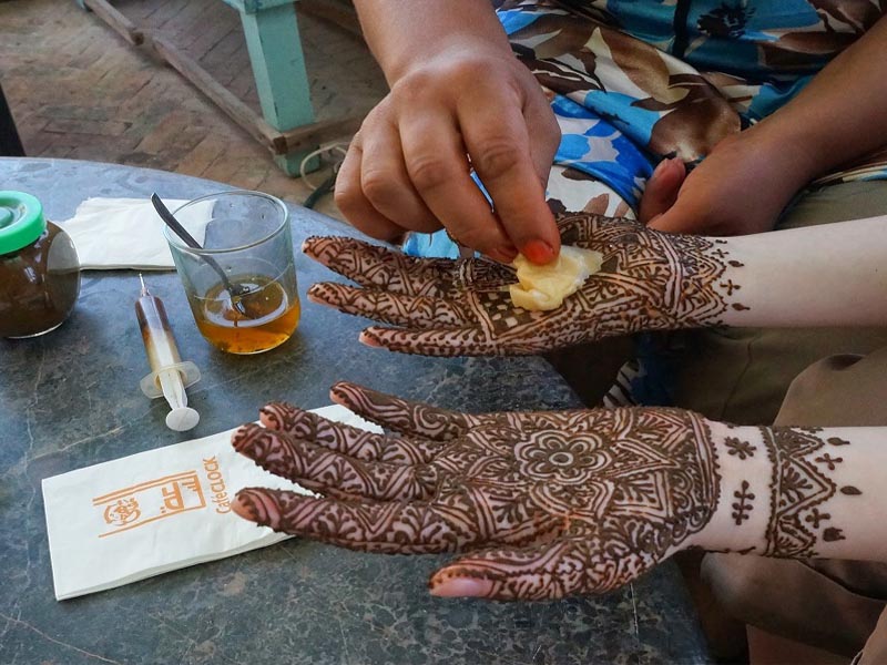 Kaip pritaikyti „Mehndi“ ant rankų pradedantiesiems su nuotraukomis