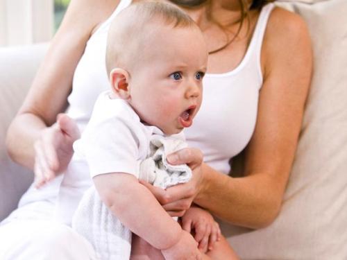 Kaip rauginti kūdikio ir kūdikio sėdėjimo ant kelių metodą