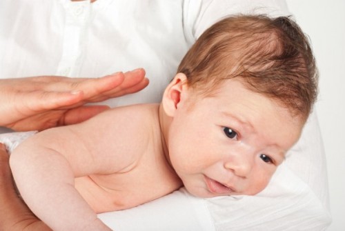 Kaip rauginti kūdikio ir kūdikio klojimo ant kelių metodą